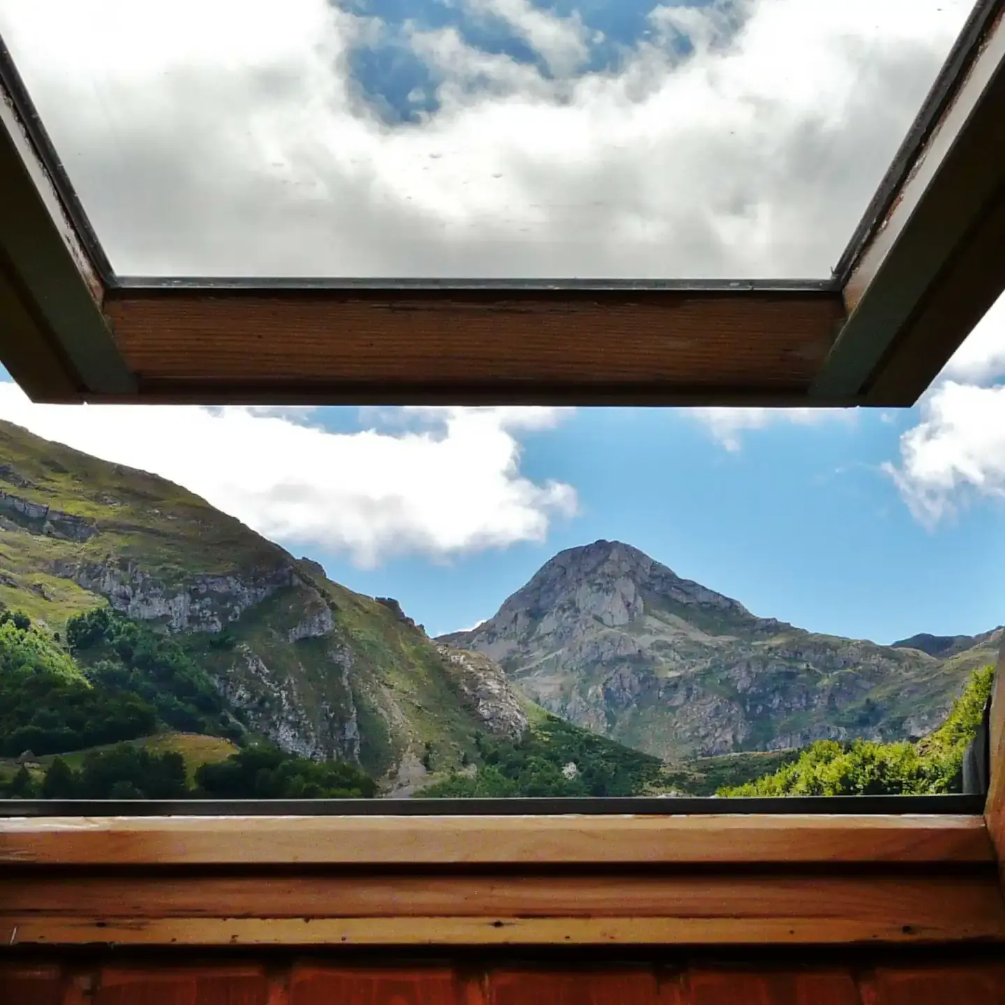 Vistas a las montañas desde la ventana